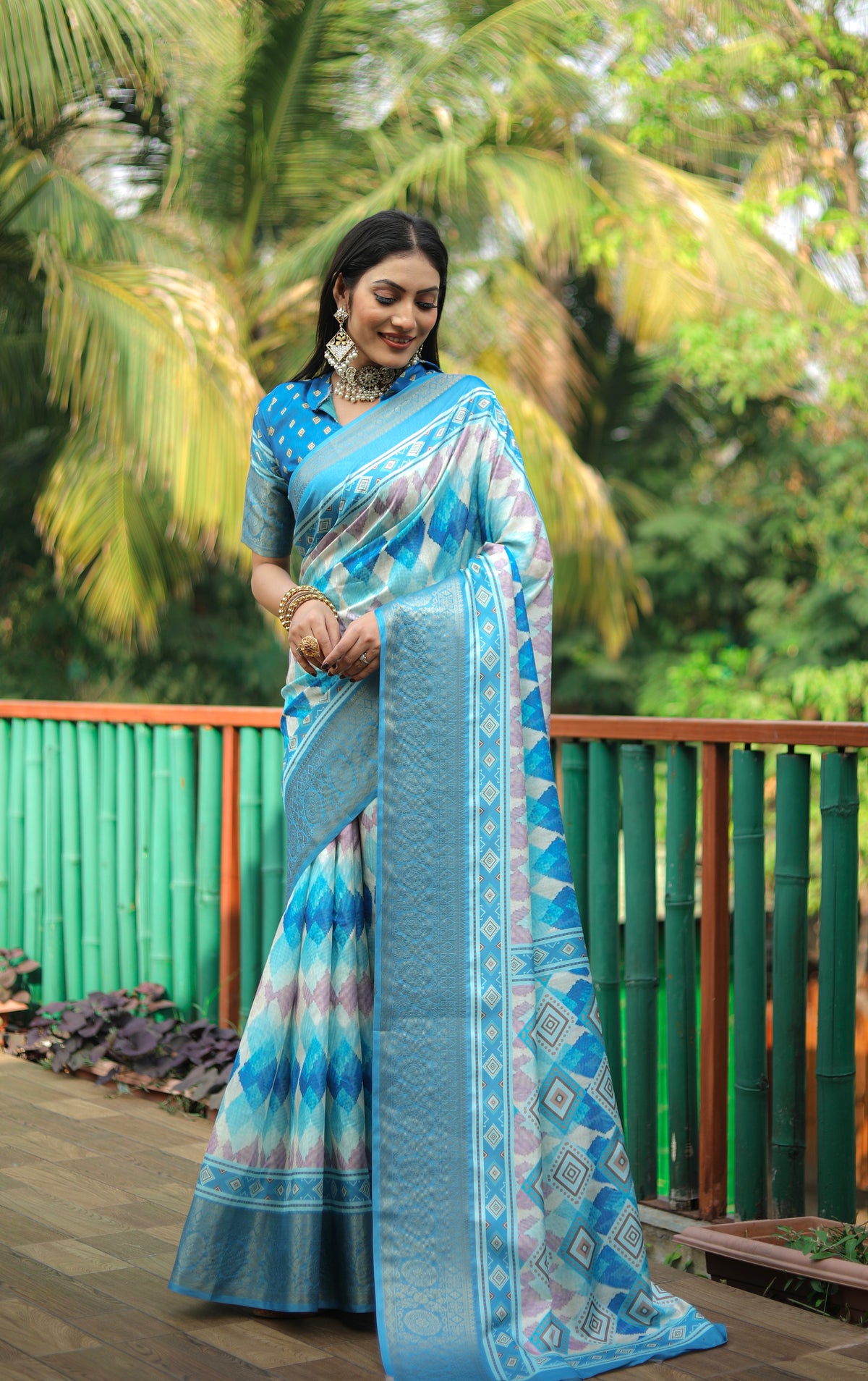 Soft Dola Silk saree with all over Abstract Digital prints with Jari weaving