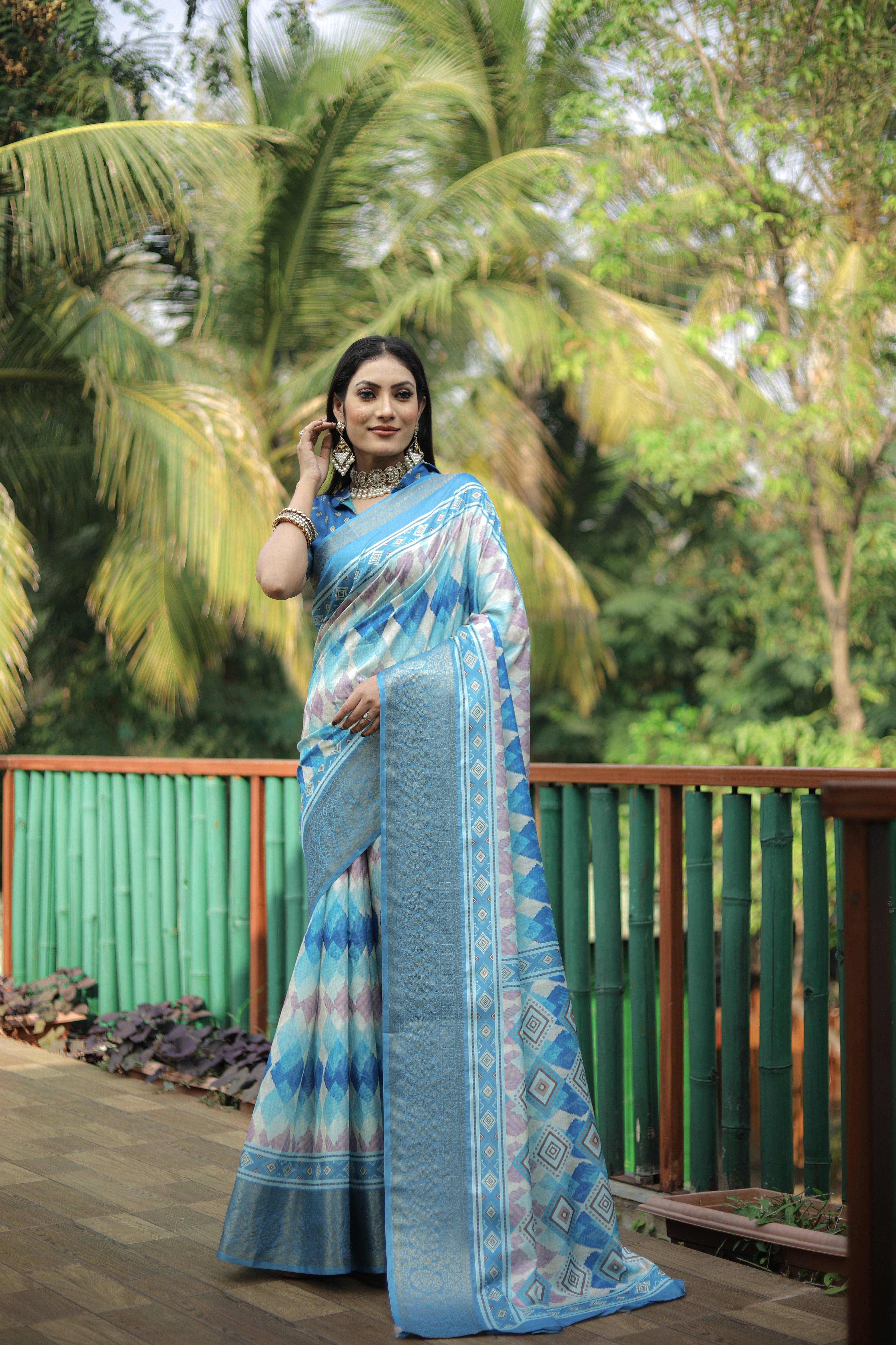 Soft Dola Silk saree with all over Abstract Digital prints with Jari weaving