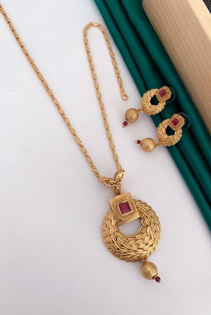 Antique Gold Plated Chain Pendal Set