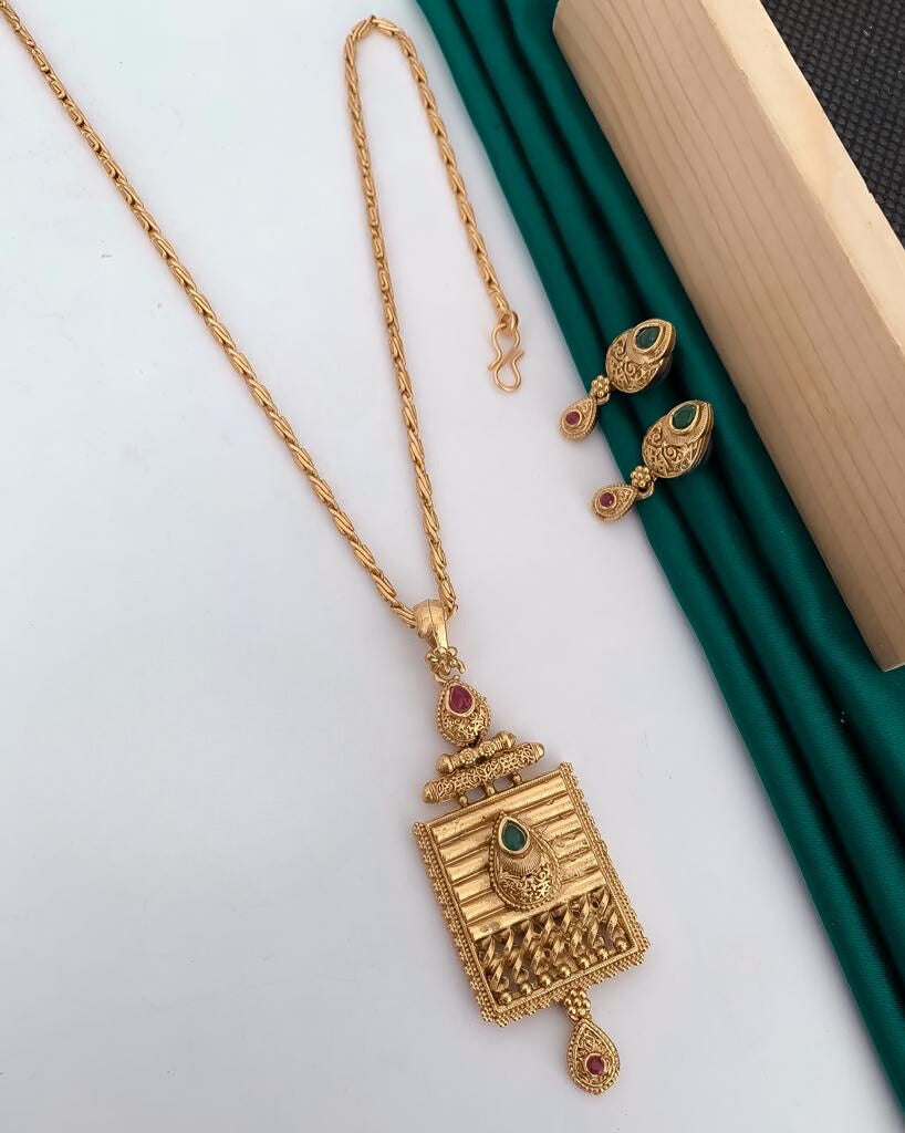 Antique Gold Plated Chain Pendal Set