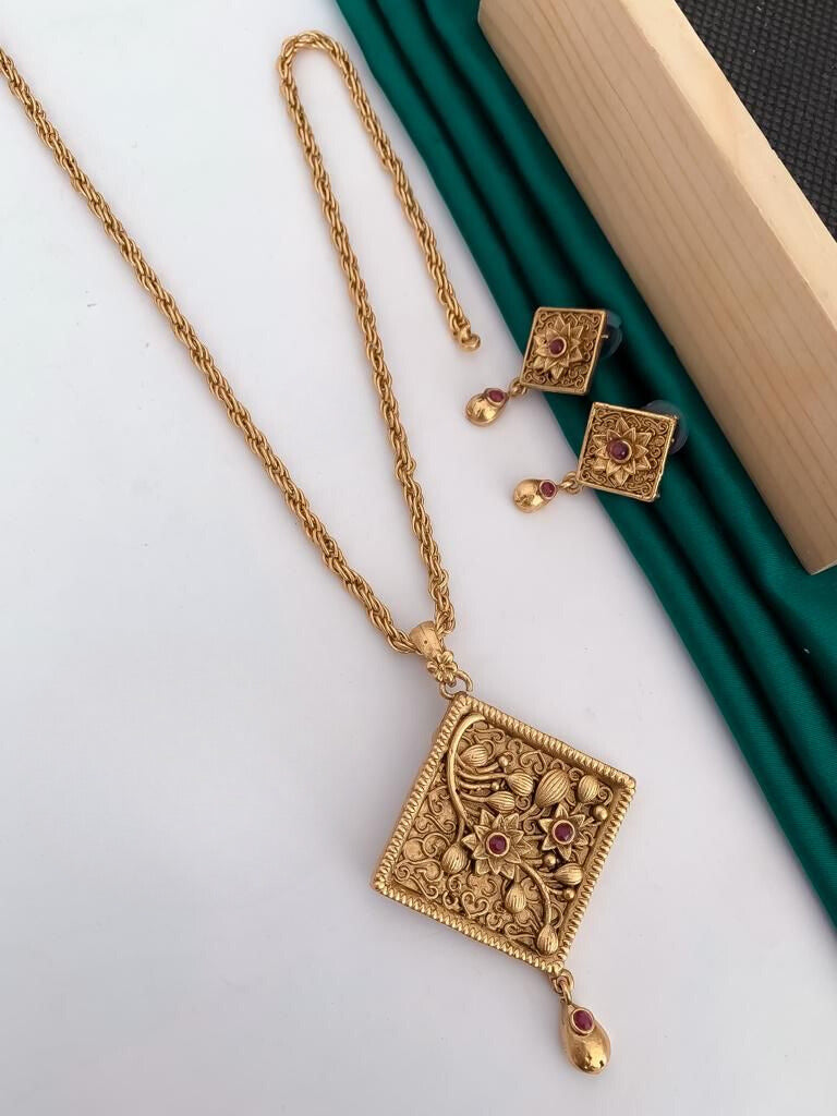 Antique Gold Plated Chain Pendal Set